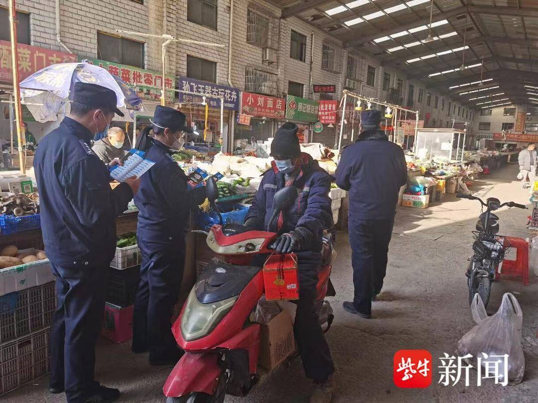 华为手机安装电信卡吗
:为了护住老百姓的钱袋子 阜宁警方民警赶大集宣传反诈知识